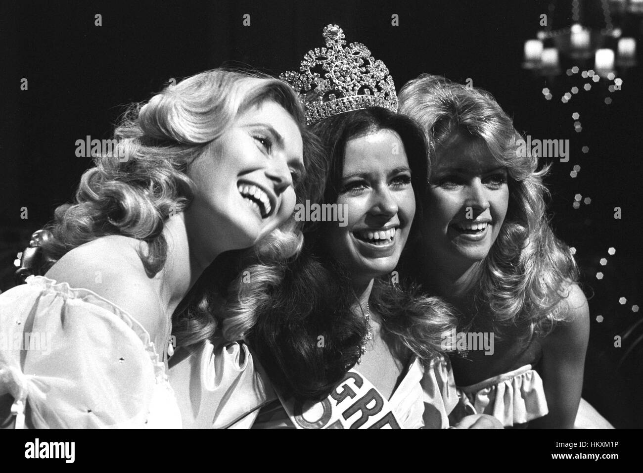Debbie Greenwood, 24, (centro) vincitore di Miss Gran Bretagna 1984, è fiancheggiata dai suoi runner-up, Amanda Henry, 22 da Belfast (sinistra), che è venuto in secondo e Diana Brookes, 26 da Liverpool, che è arrivato terzo. Il concorso ha avuto luogo presso il Waldorf Hotel in Londra. Foto Stock