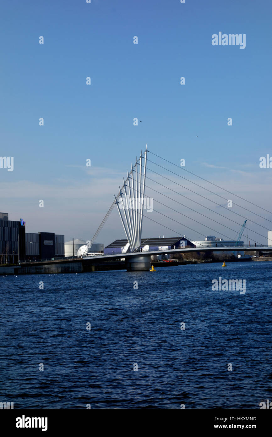 Media città ponte girevole, Salford Quays, Salford, Manchester, UK. Foto Stock