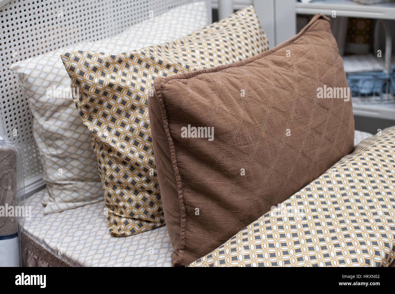 Tre cuscini sul letto Foto Stock