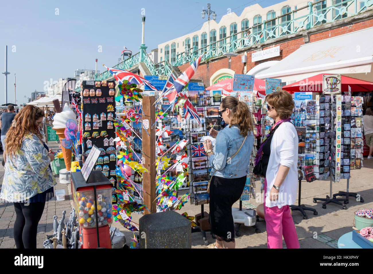 Cartolina souvenir e di stallo, Kings Road archi, Brighton East Sussex, England, Regno Unito Foto Stock
