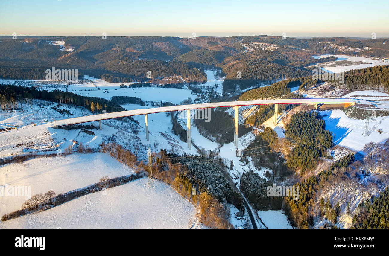 Ponte di valle Nuttlar, nuovo edificio, il ponte più alto NRW s, la costruzione di autostrade A46, Bestwig, Sauerland, Nord Reno-Westfalia, Germania Foto Stock