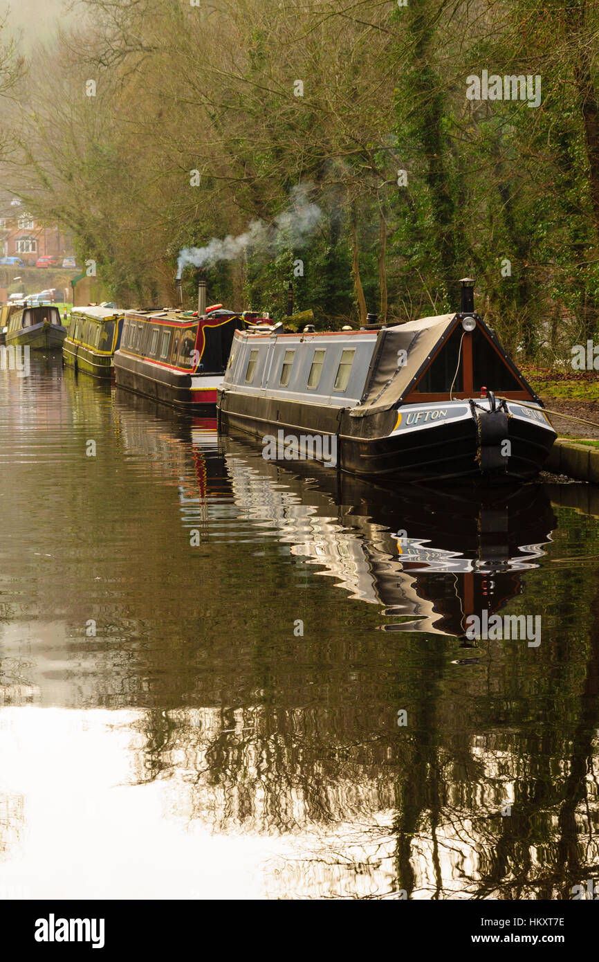 Canal chiatte ormeggiate fino per l'inverno a Llangollen Canal a Froncysyllte North East Wales Foto Stock