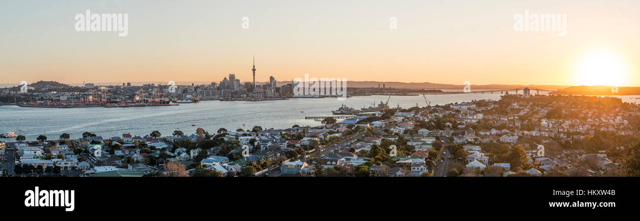 Tramonto, Waitemata Harbour, Sky Tower, skyline con grattacieli, Central Business District, Regione di Auckland, Isola del nord Foto Stock
