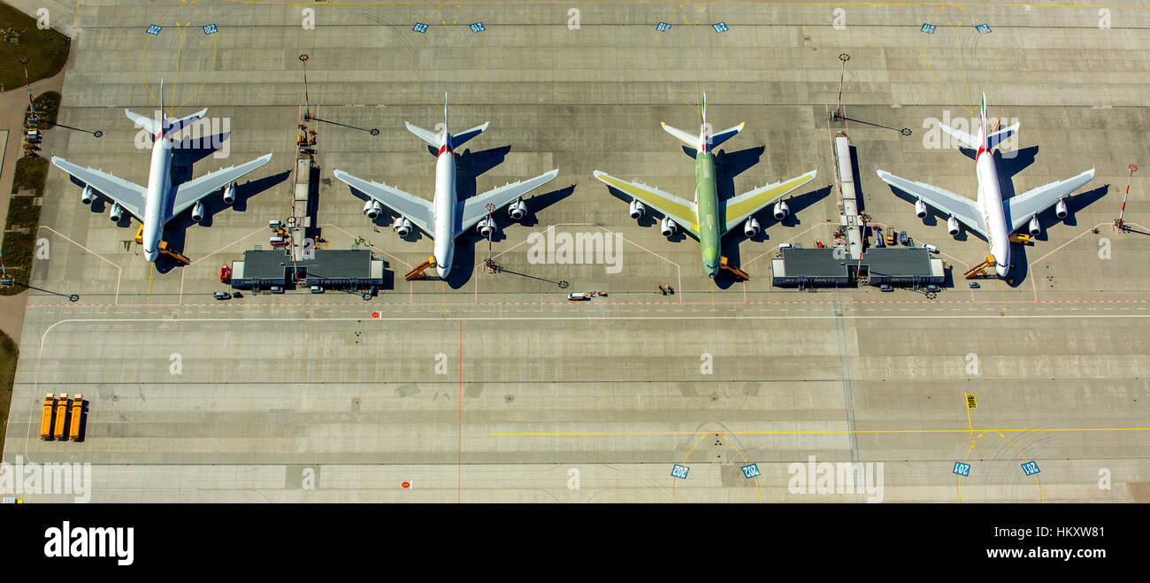 Emirates Airbus A380 prima del completamento su asfalto, aeroporto Finkenwerder, Amburgo, Germania Foto Stock