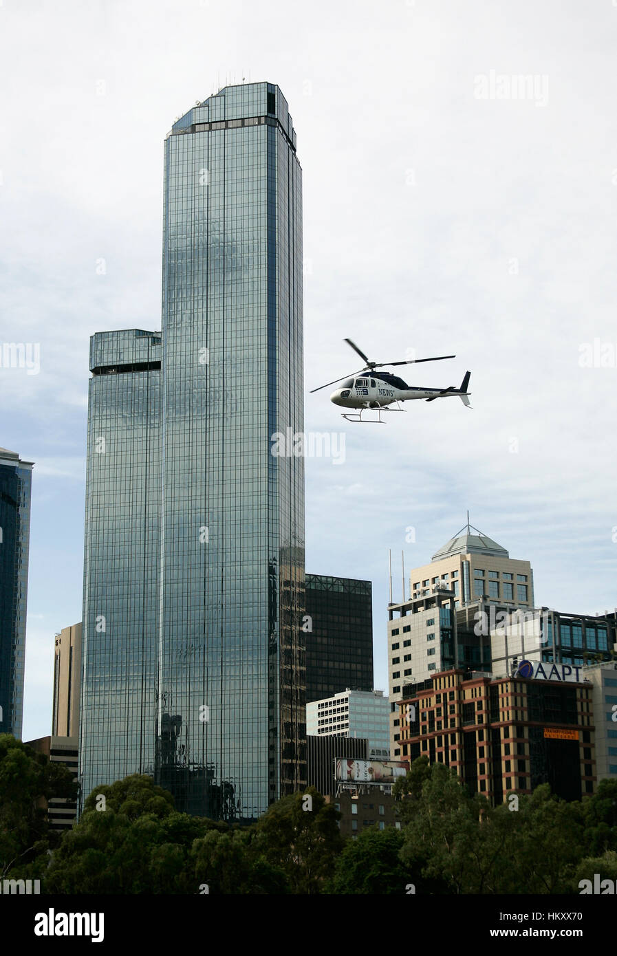 News Channel 9 elicottero avvicinamento atterraggio con il Rialto Towers in background, Melbourne, Australia Foto Stock