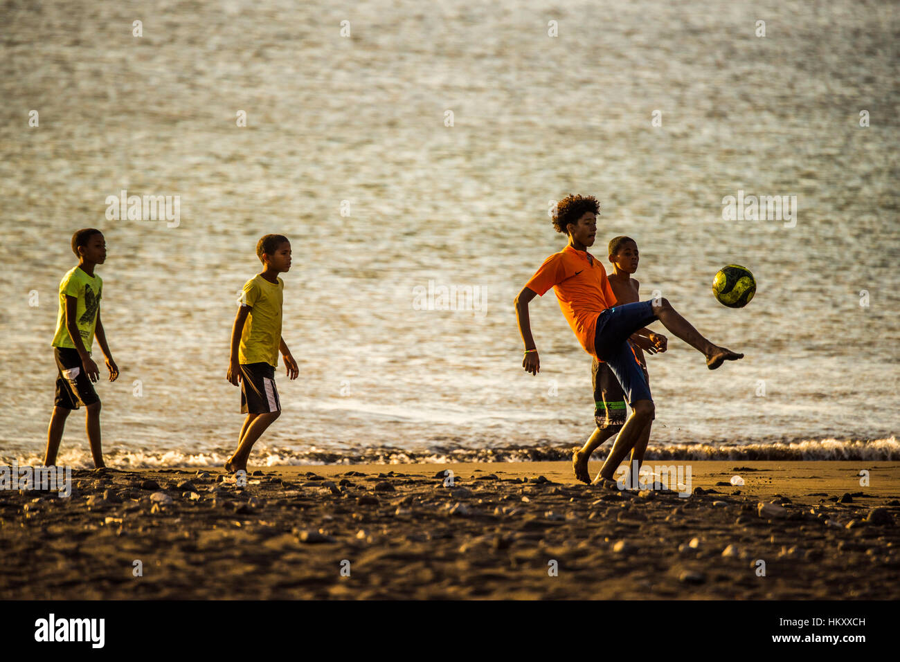 Adolescente che giocano a calcio, città spiaggia di Tarrafal, São Nicolau, Capo Verde Foto Stock