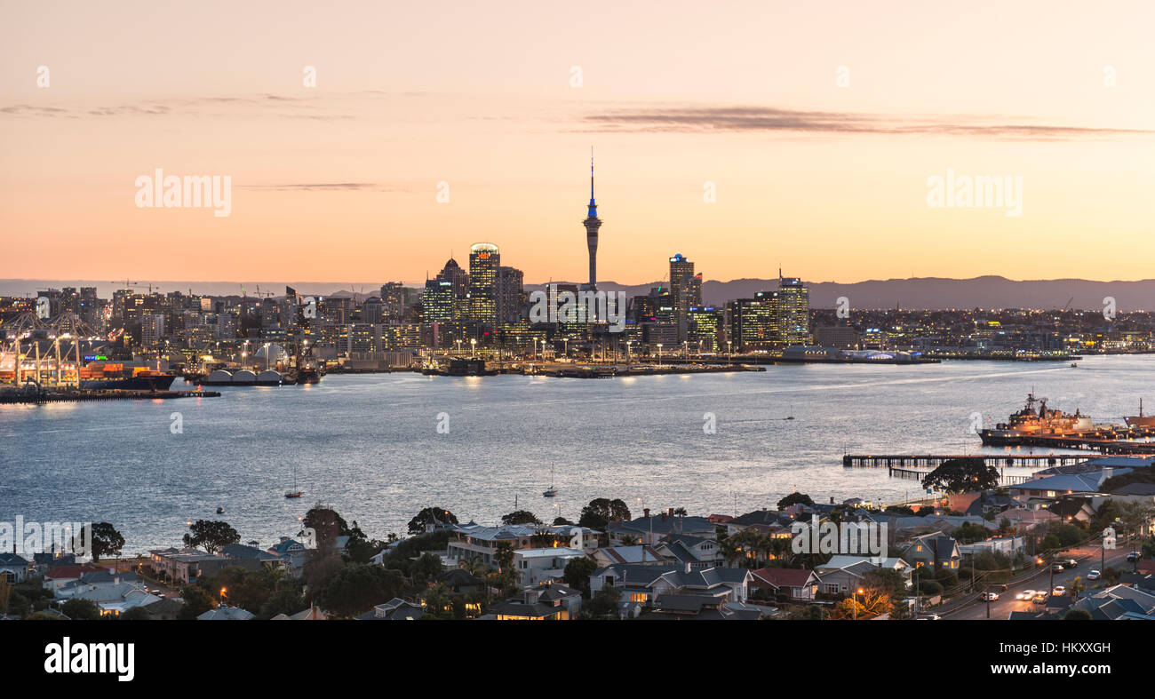 Tramonto, Waitemata Harbour, Sky Tower, skyline con grattacieli, Central Business District, Regione di Auckland, Isola del nord Foto Stock