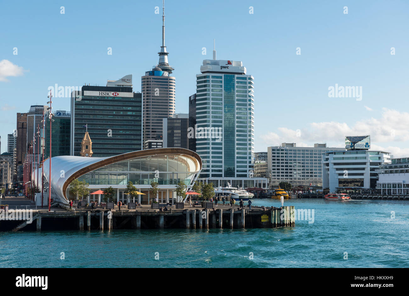 Dal Porto di Waitemata, Sky Tower e il Cloud, skyline con grattacieli, Central Business District, Regione di Auckland, Isola del nord Foto Stock