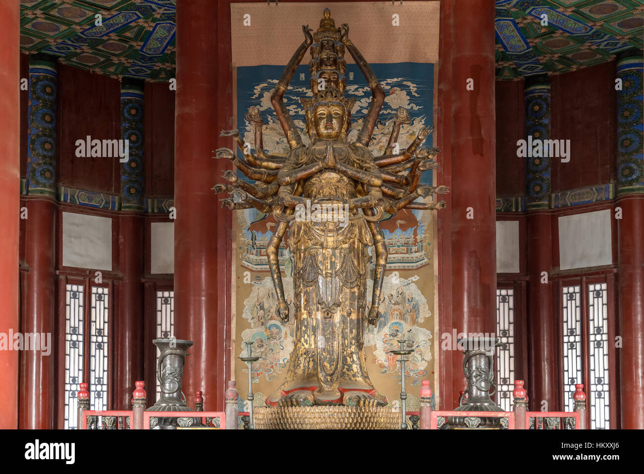 Statua di Guanyin all'interno della torre di incenso buddista, il Summer Palace, Pechino, Cina Foto Stock