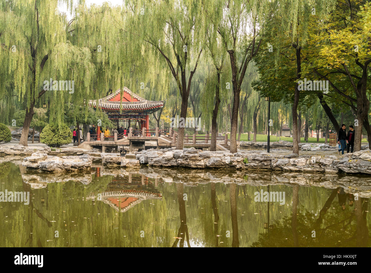 Il lago con padiglione, Ritan Park, Pechino, Cina Foto Stock