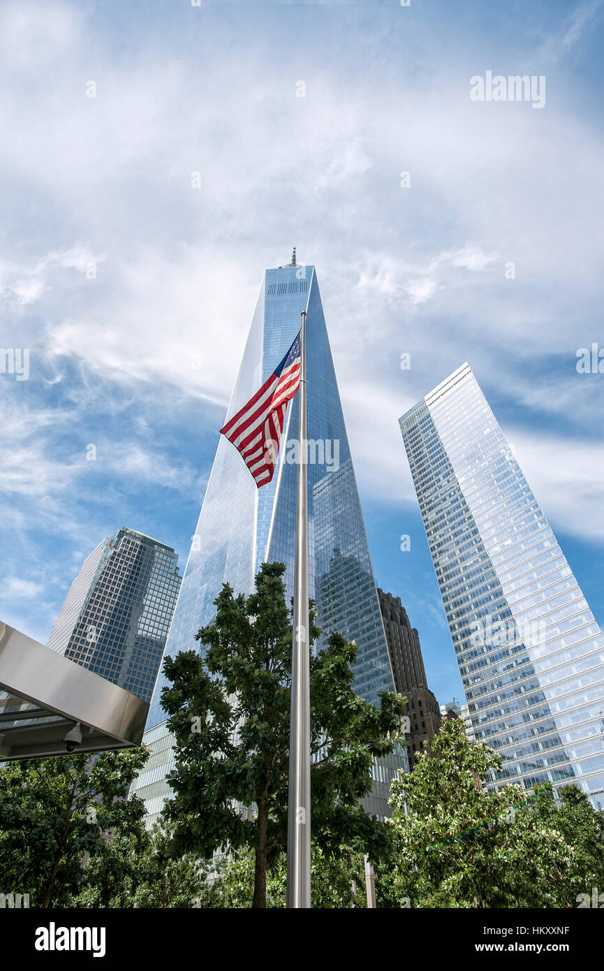 Bandiera americana nella parte anteriore di One World Trade Center, WTC, architetto David Childs a Ground Zero, Manhattan New York City Foto Stock