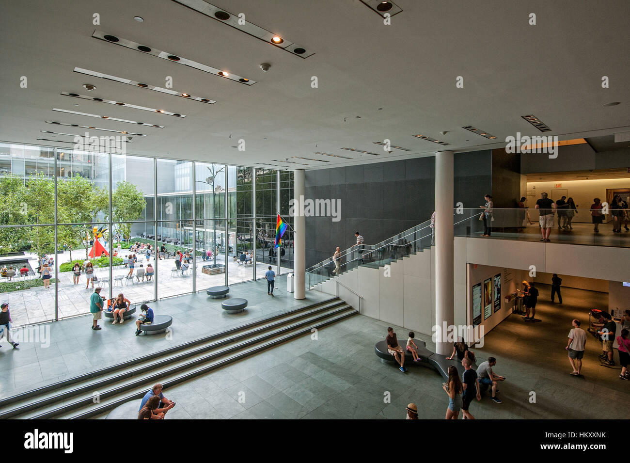 Ingresso ed il cortile del Museo di Arte Moderna MOMA, West 53rd Street, Midtown Manhattan, New York, Stati Uniti Foto Stock