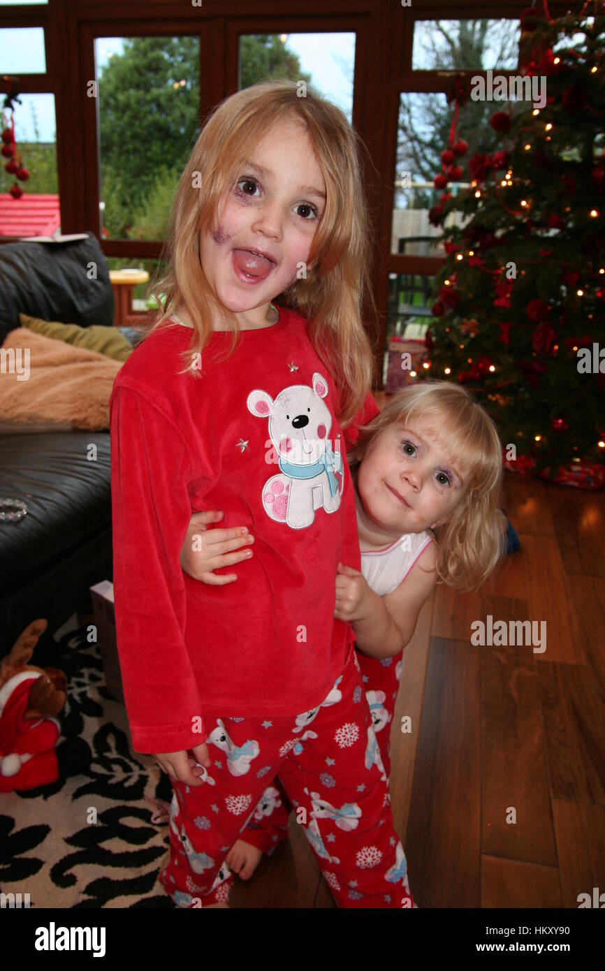 La bionda i bambini e ragazzi che giocano con il trucco la mattina di Natale  indossando pigiami di Natale Foto stock - Alamy