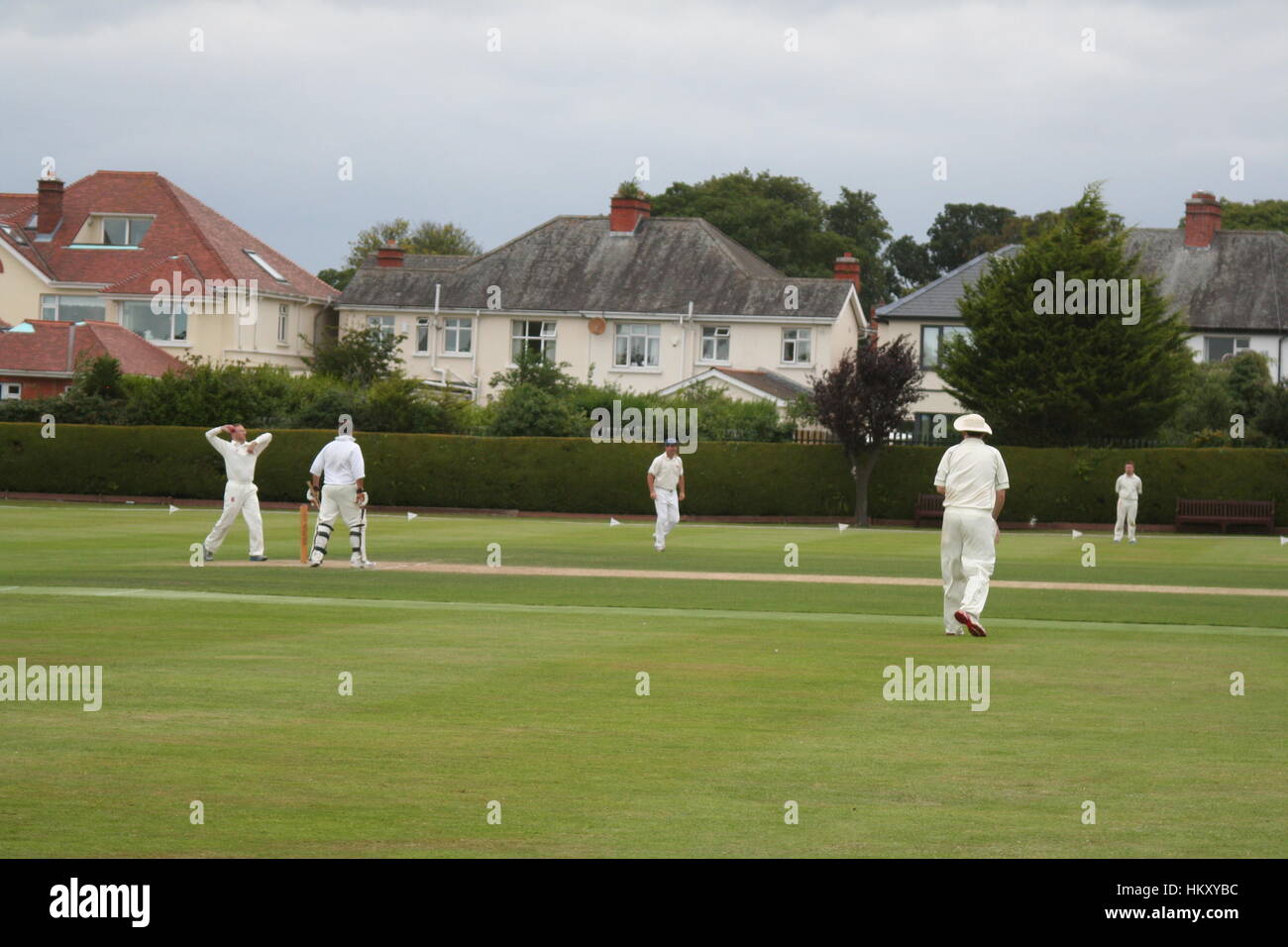 Gli uomini, batsmen, persone che indossano bianco a giocare a cricket su un taglio fresco verde, Dublino Irlanda, gioco di cricket, cricket, battitore Foto Stock