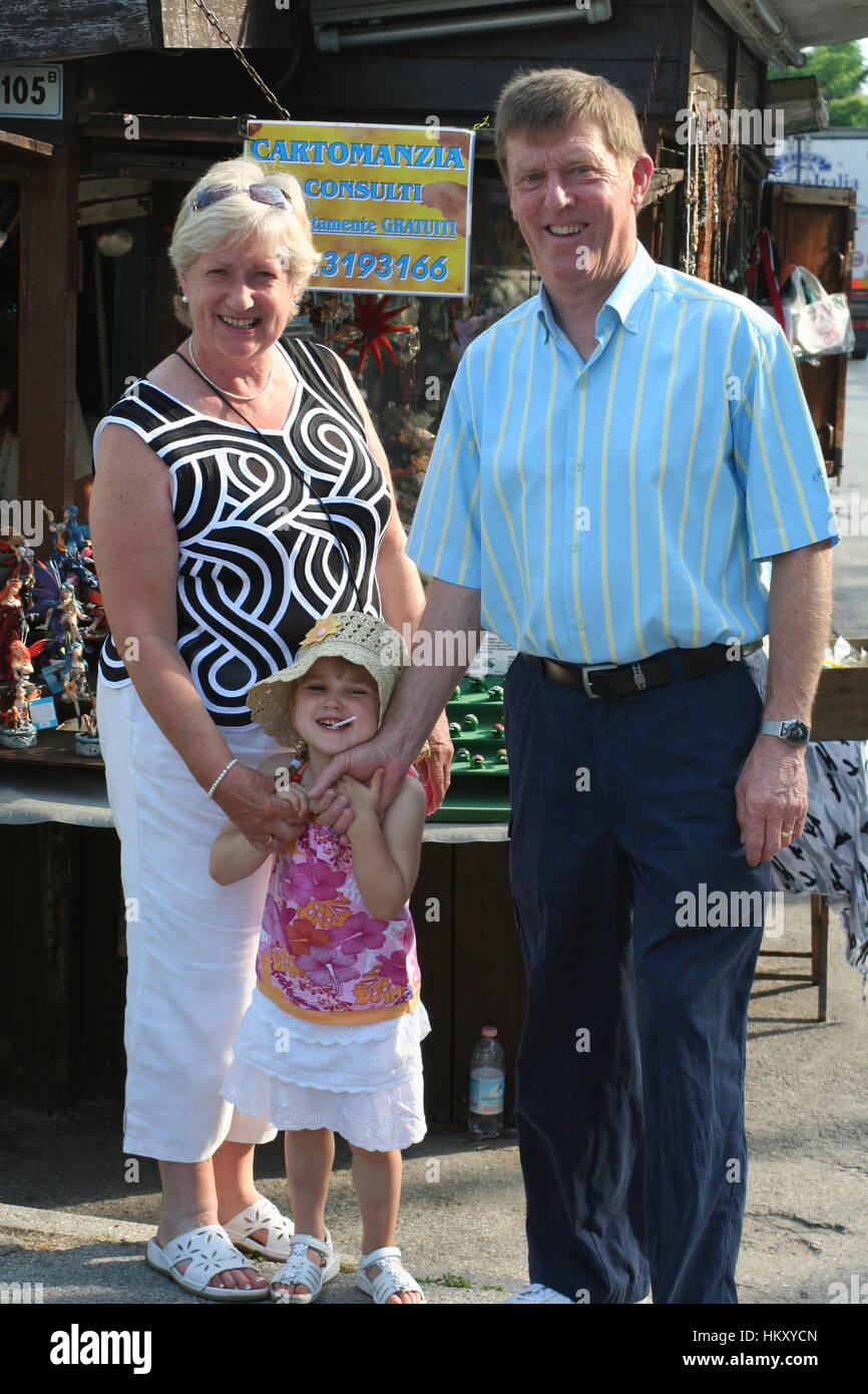 Nonni con i loro nipote in estate, nonno concetto, e per il divertimento di tutta la famiglia, famiglia amore, gioia insieme, collegato generazioni Foto Stock