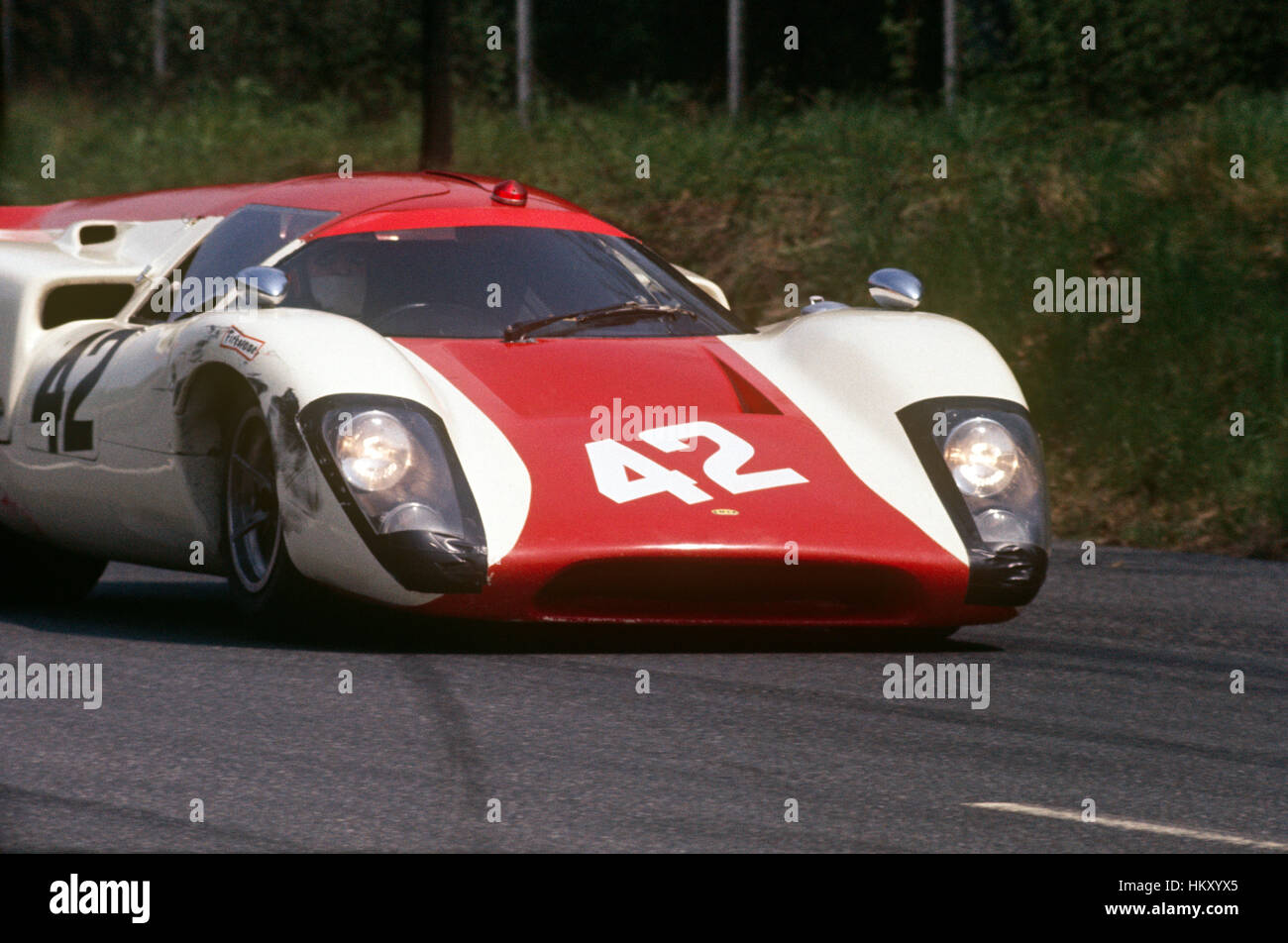 1969 Lola T70 auto sportiva sulla via Foto Stock