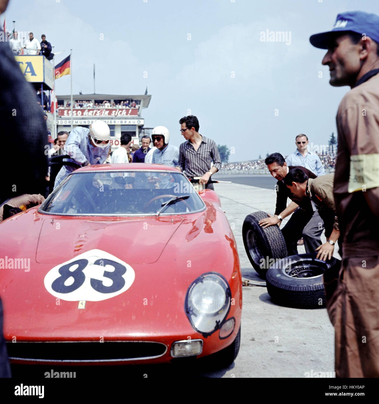 1964 Mike Parkes GB Ferrari 250 GTO/64 Refuels Nurburgring 1000Ks 2 assoluto primo di classe GT GG Foto Stock