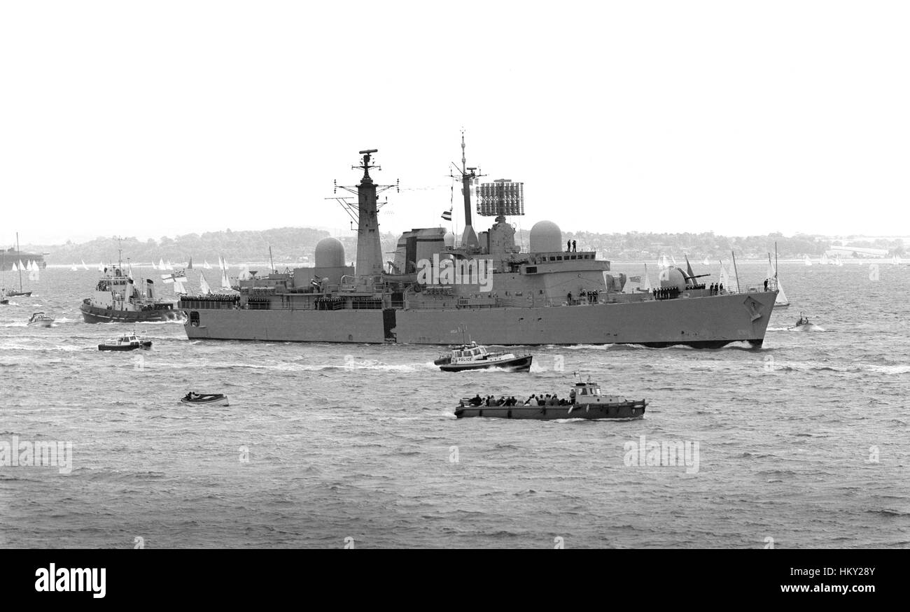 D88 HMS Glasgow di ritorno alla HMNB Portsmouth, danneggiata nella guerra delle Falklands nel giugno 1982 - Portsmouth, Hampshire, Inghilterra, Regno Unito Foto Stock