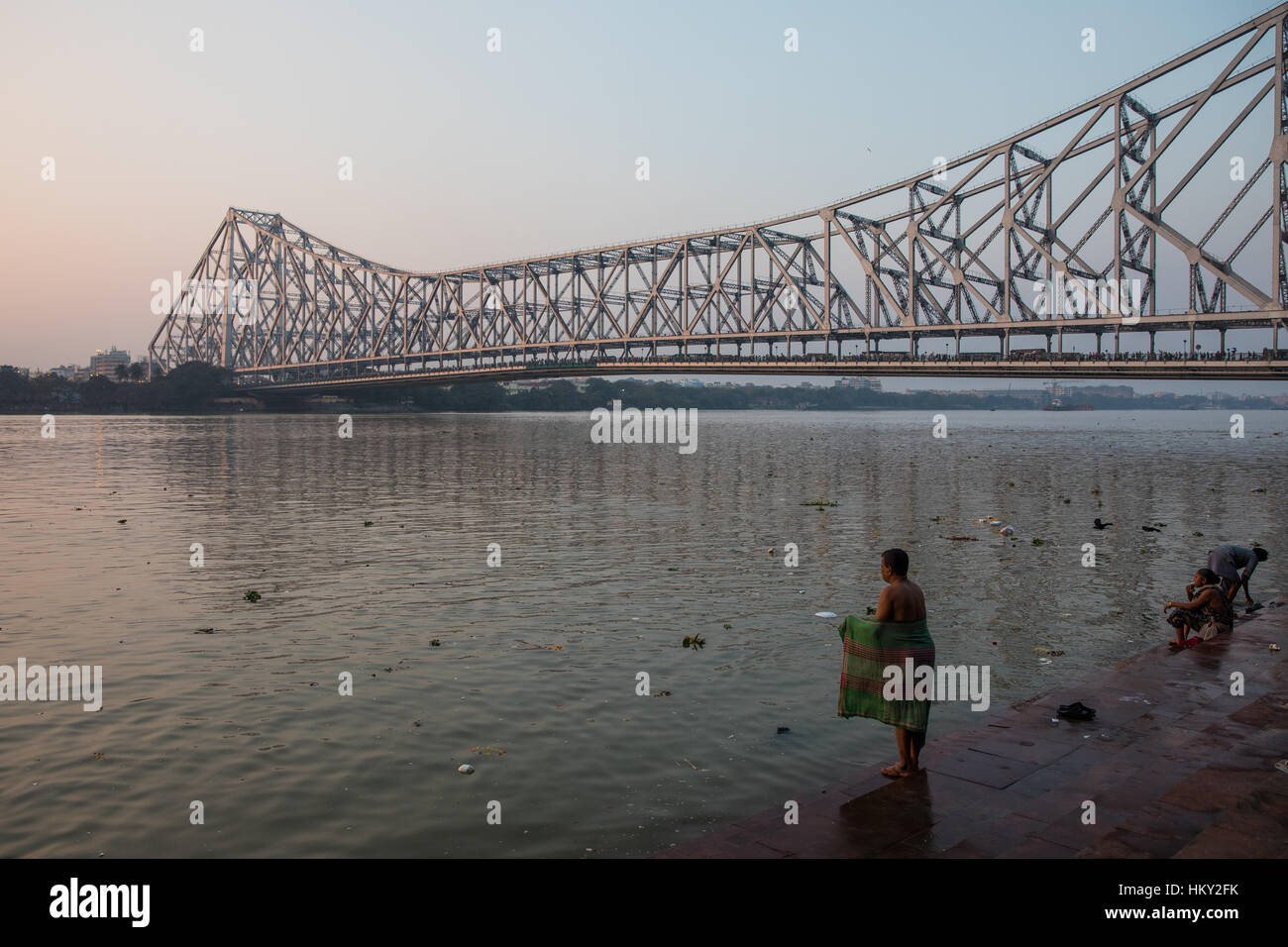 Quella di Howrah ponte che attraversa il Fiume Hooghly in Kolkata (Calcutta), West Bengal, India. Foto Stock