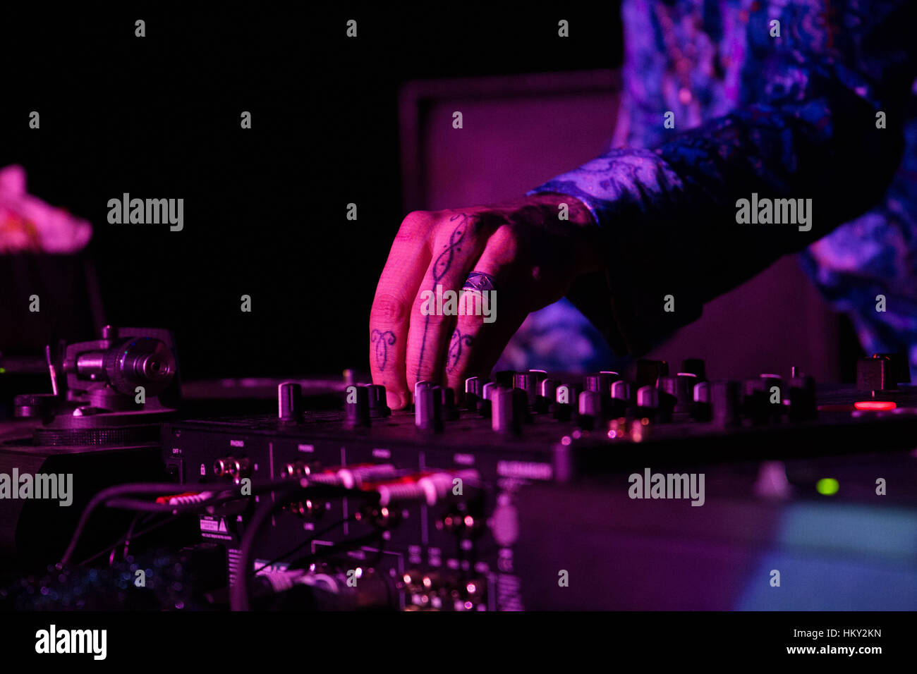 DJ regolare i controlli sui ponti a 60s rock psichedelico evento in Falmouth, Cornwall, Regno Unito. Foto Stock