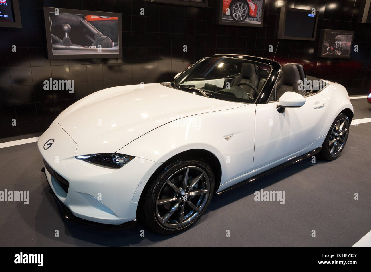 Bruxelles - Jan 12, 2016: Mazda MX-5 sul display a Bruxelles Motor Show. Foto Stock