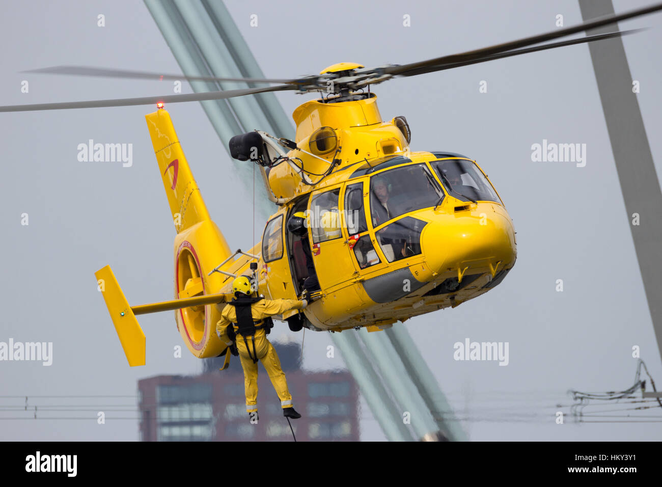 ROTTERDAM, Paesi Bassi - 3 sett 2016: Eurocopter AS365 Daupin Salvataggio in elicottero da OPN-Noordzee Helikopters in azione. Foto Stock