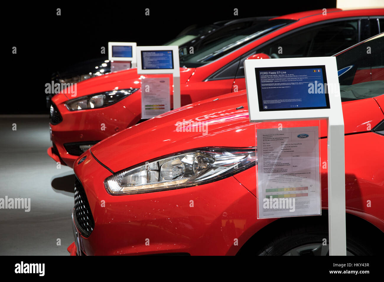 Bruxelles - Jan 19, 2017: fila di nuova Ford auto sul display al Motor Show di Bruxelles. Foto Stock