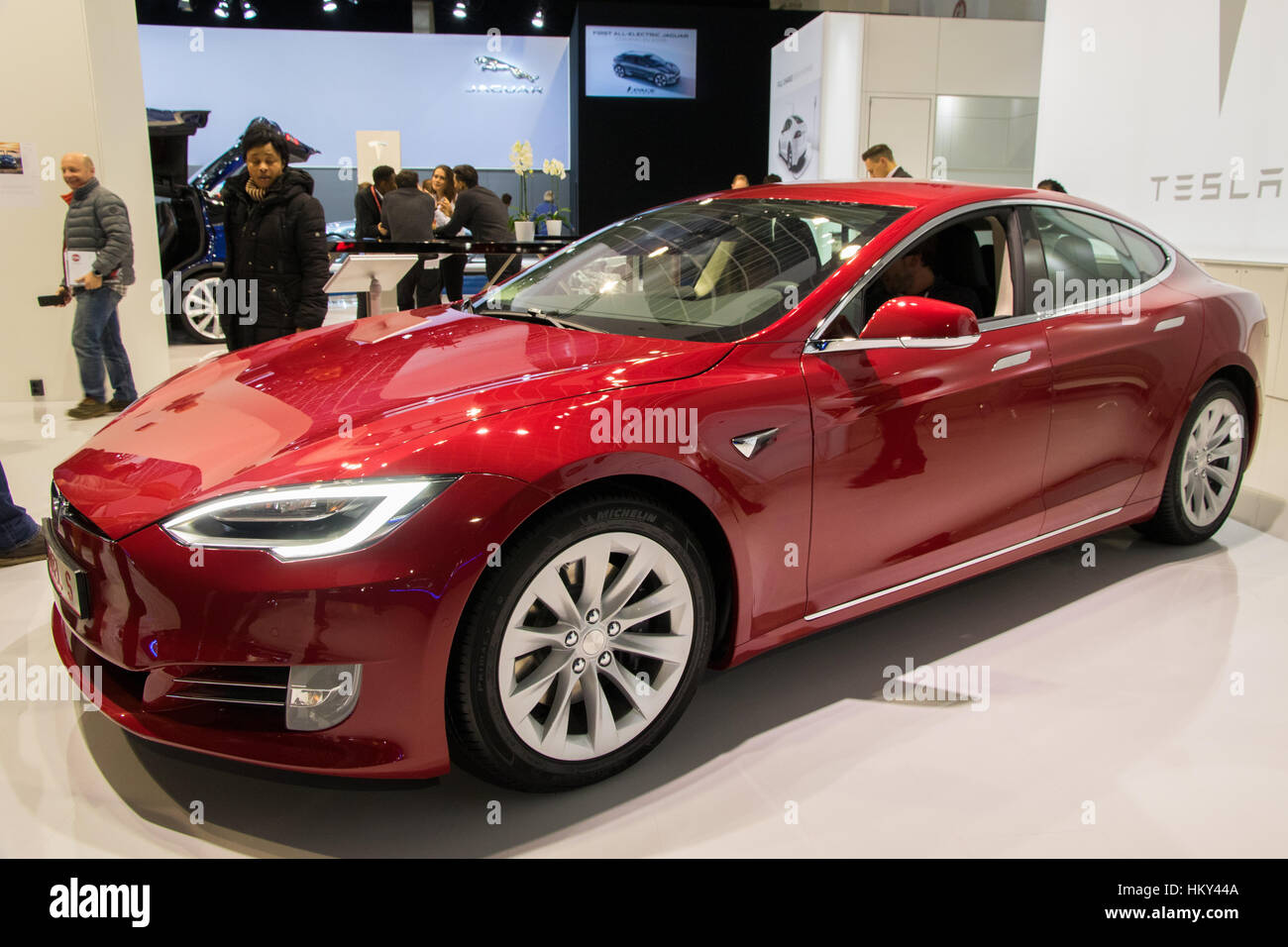 Bruxelles - Jan 19, 2017: Tesla Model S auto elettrica sul display al Motor Show di Bruxelles. Foto Stock