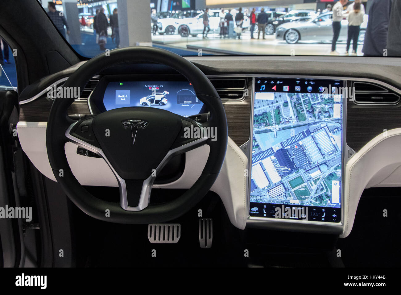 Bruxelles - Jan 19, 2017: Interni cruscotto con navigazione della Tesla Model X sul display al Motor Show di Bruxelles. Foto Stock