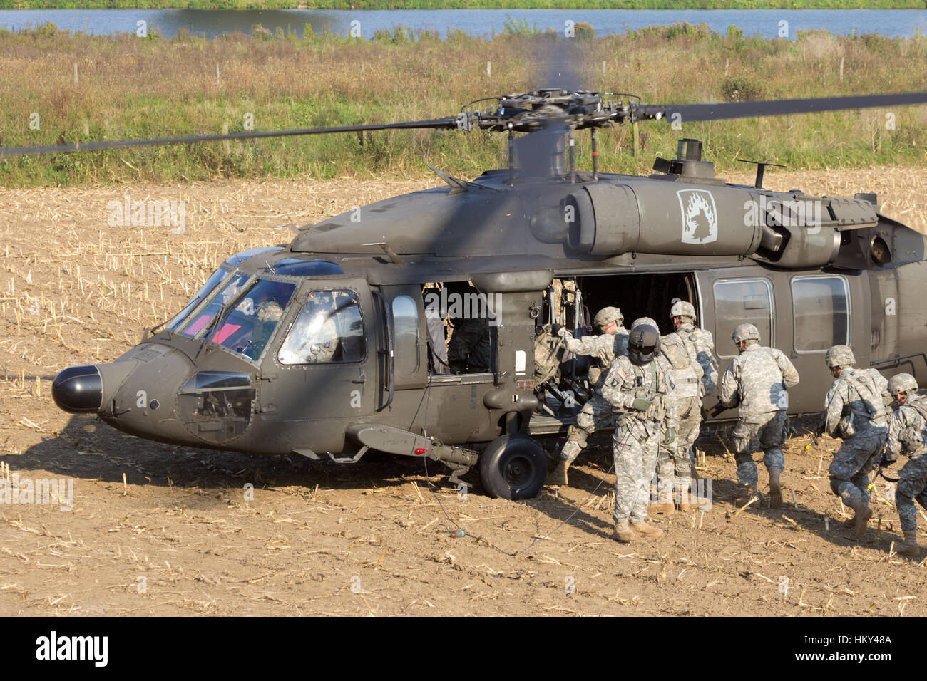 GRAVE, Paesi Bassi - Sep 17: soldati della ottantaduesima Divisione Aerotrasportata immettere un Black Hawk elicottero all'operazione Market Garden memorial il Sep 17, 2 Foto Stock