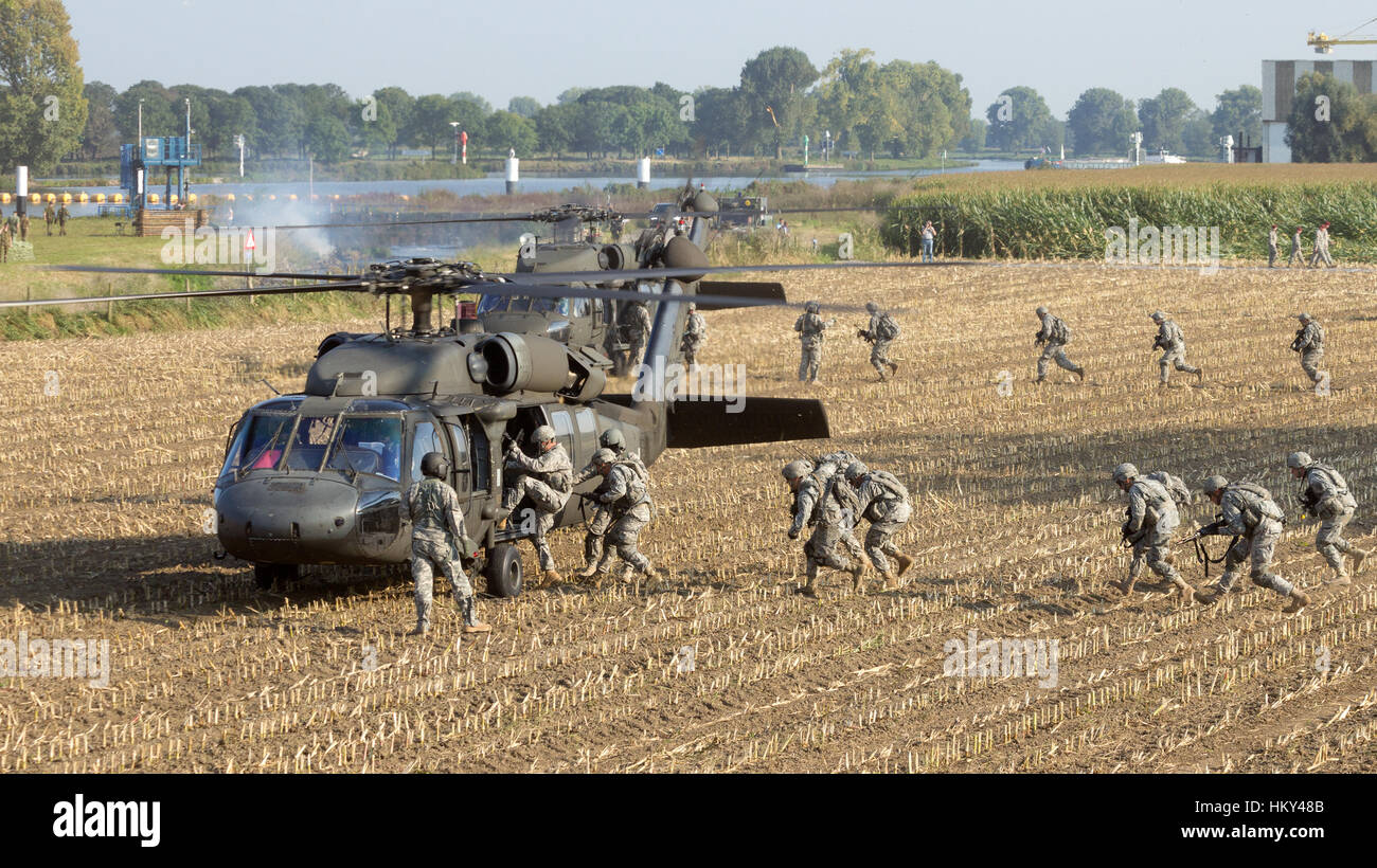 GRAVE, Paesi Bassi - Sep 17, 2014: 82 Airborne Div. soldati immettere elicotteri Blackhawk all'operazione Market Garden memorial. Foto Stock