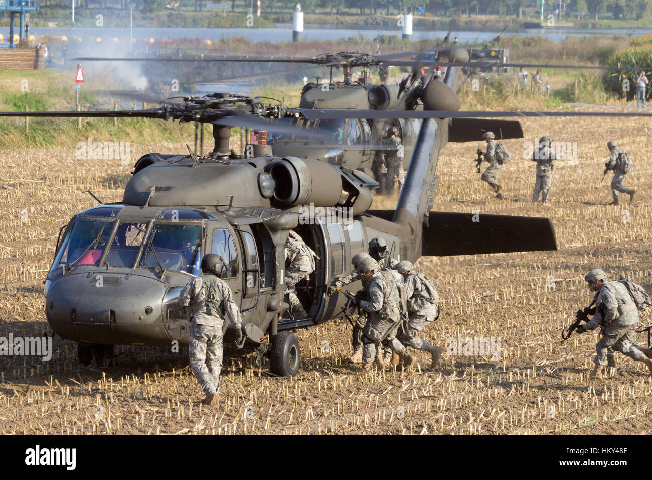 GRAVE, Paesi Bassi - Sep 17: soldati della ottantaduesima Divisione Aerotrasportata immettere Black Hawk Helicopters presso l'operazione Market Garden memorial il Sep 17, 20 Foto Stock