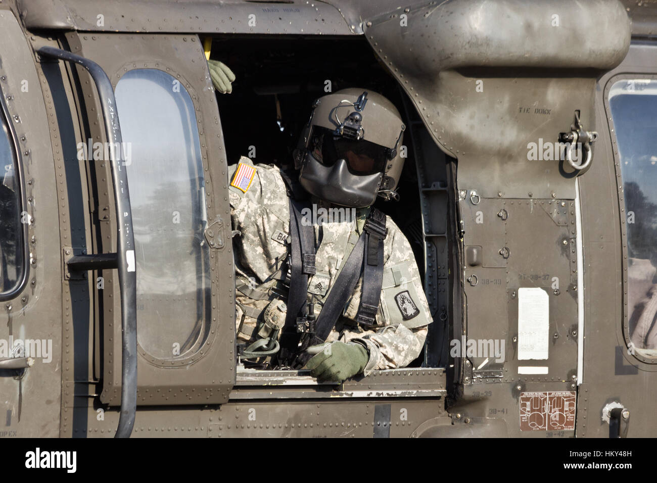 GRAVE, Paesi Bassi - Sep 17: Crewchief guardando al di fuori di un elicottero Blackhawk durante l'operazione Market Garden memorial il Sep 17, 2014 Grave, Nether Foto Stock