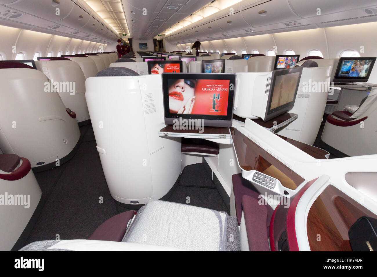 Parigi - giu 18, 2015: Layout di Business Class di Qatar Airways Airbus A380. L'A380 è il più grande aereo di linea di passeggeri in tutto il mondo. Foto Stock