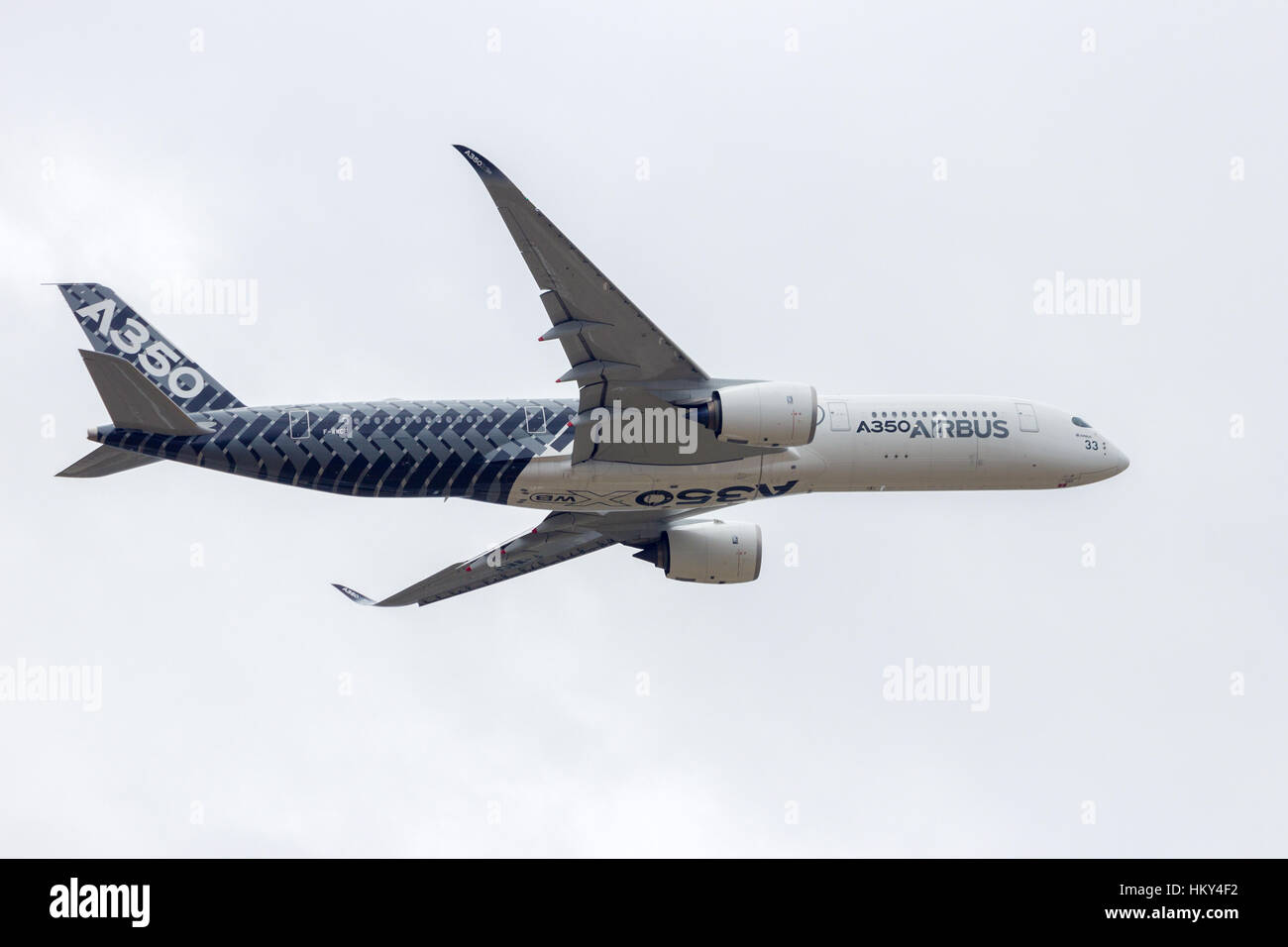 Parigi - giu 18, 2015: Airbus A350 volo bassa.La Airbus A350 è il nuovo long-range aereo jet sviluppato dalla comunità del costruttore di aeromobili Airbus. Foto Stock