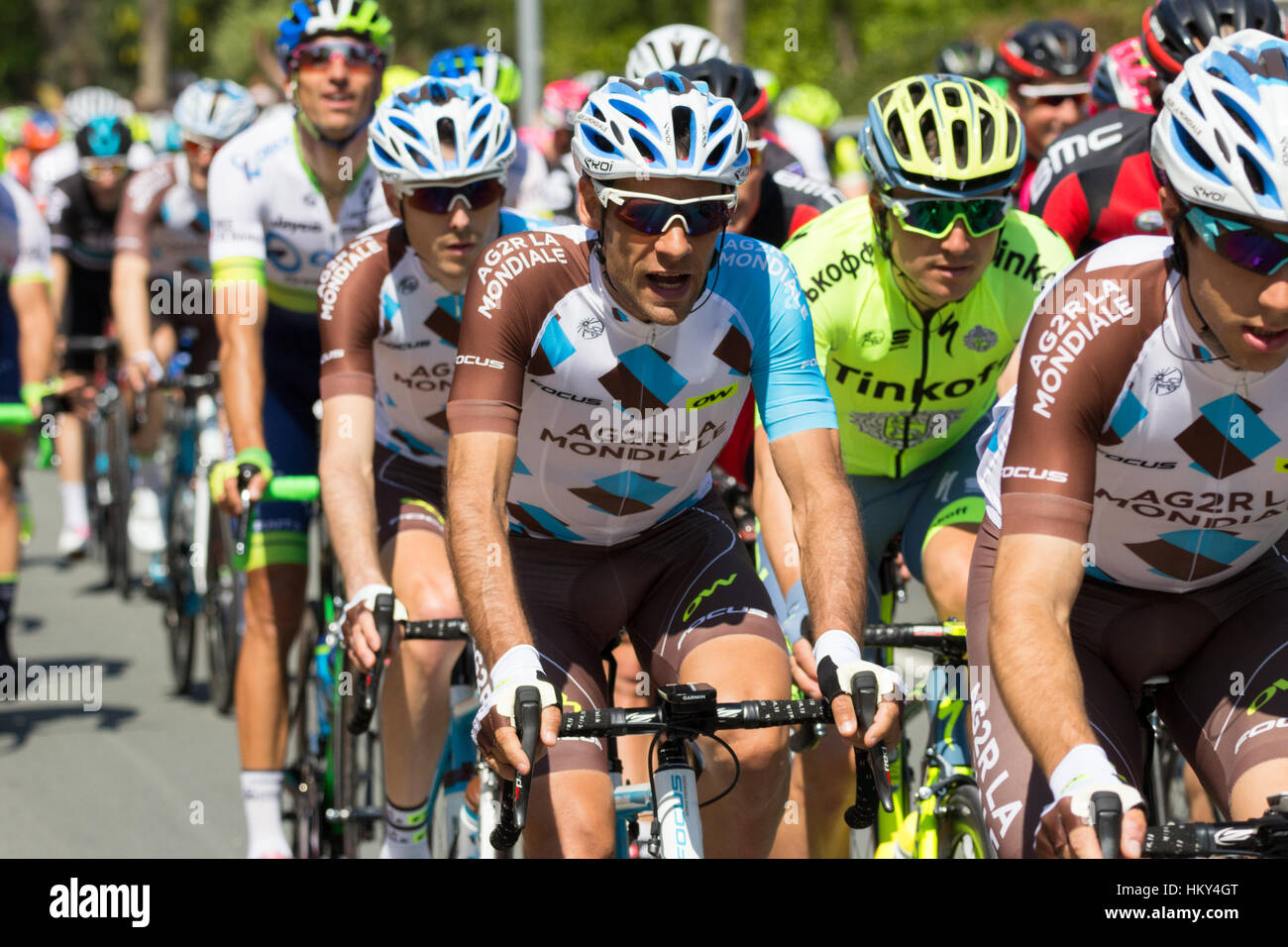 I ciclisti del Team AG2R La Mondiale tra gli altri durante la seconda tappa del Giro d'Italia 2016 a Beuningen, Paesi Bassi Foto Stock