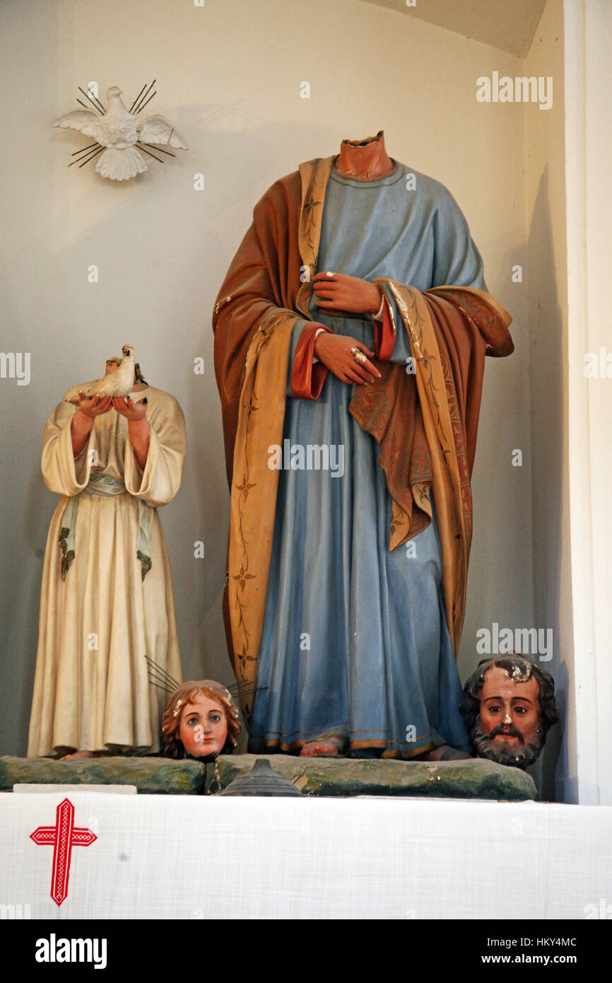 Le figure della Santa Famiglia devastata dagli invasori,Cilipi,croazia,1 Foto Stock