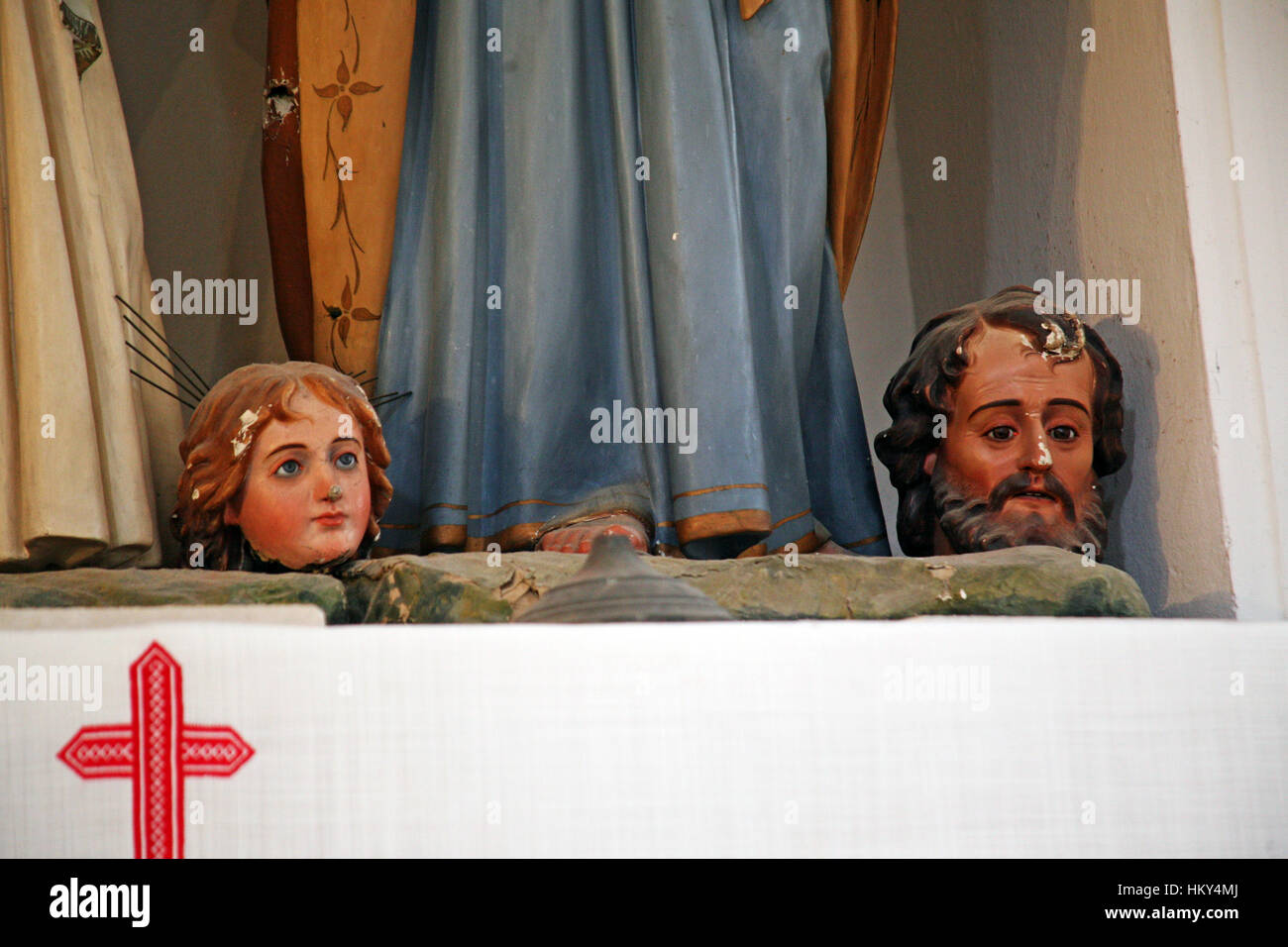 Le figure della Santa Famiglia devastata dagli invasori,Cilipi,croazia,4 Foto Stock