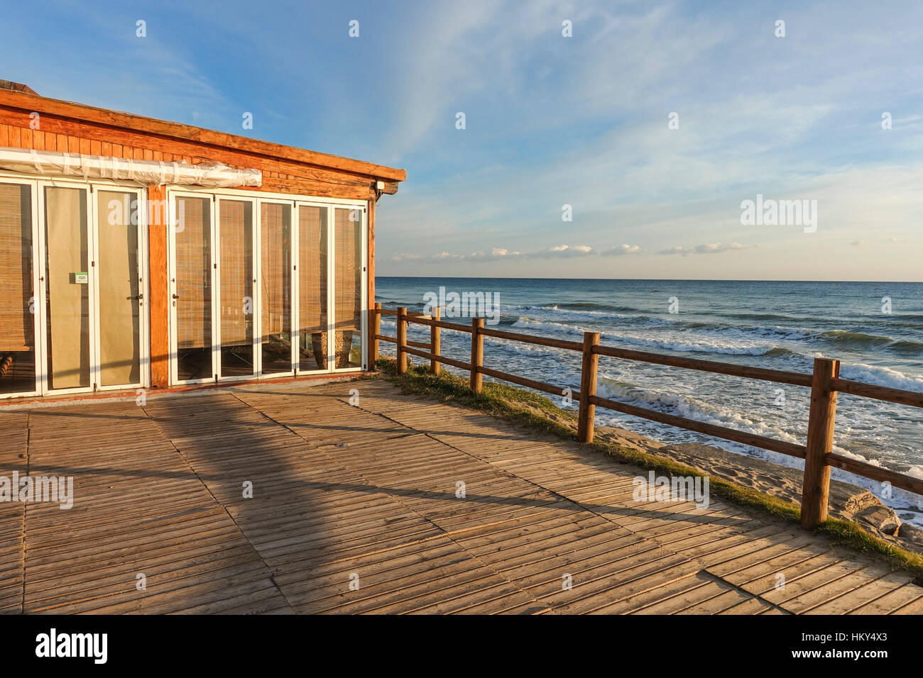Terrazza vuota di Mediterranean Beach bar ristorante, Marbella, Andalusia, Spagna Foto Stock