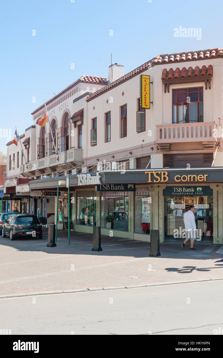 La missione spagnola architettura di stile il criterio Backpackers Hotel e TSB Bank Napier, Nuova Zelanda Foto Stock