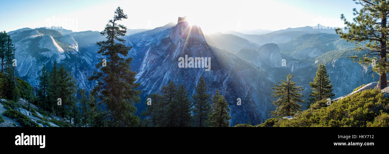 Sunrise panorama di mezza cupola e circondano la Sierra Nevada dal punto ghiacciaio nel Parco Nazionale di Yosemite in California. Nevada Falls possono essere Foto Stock