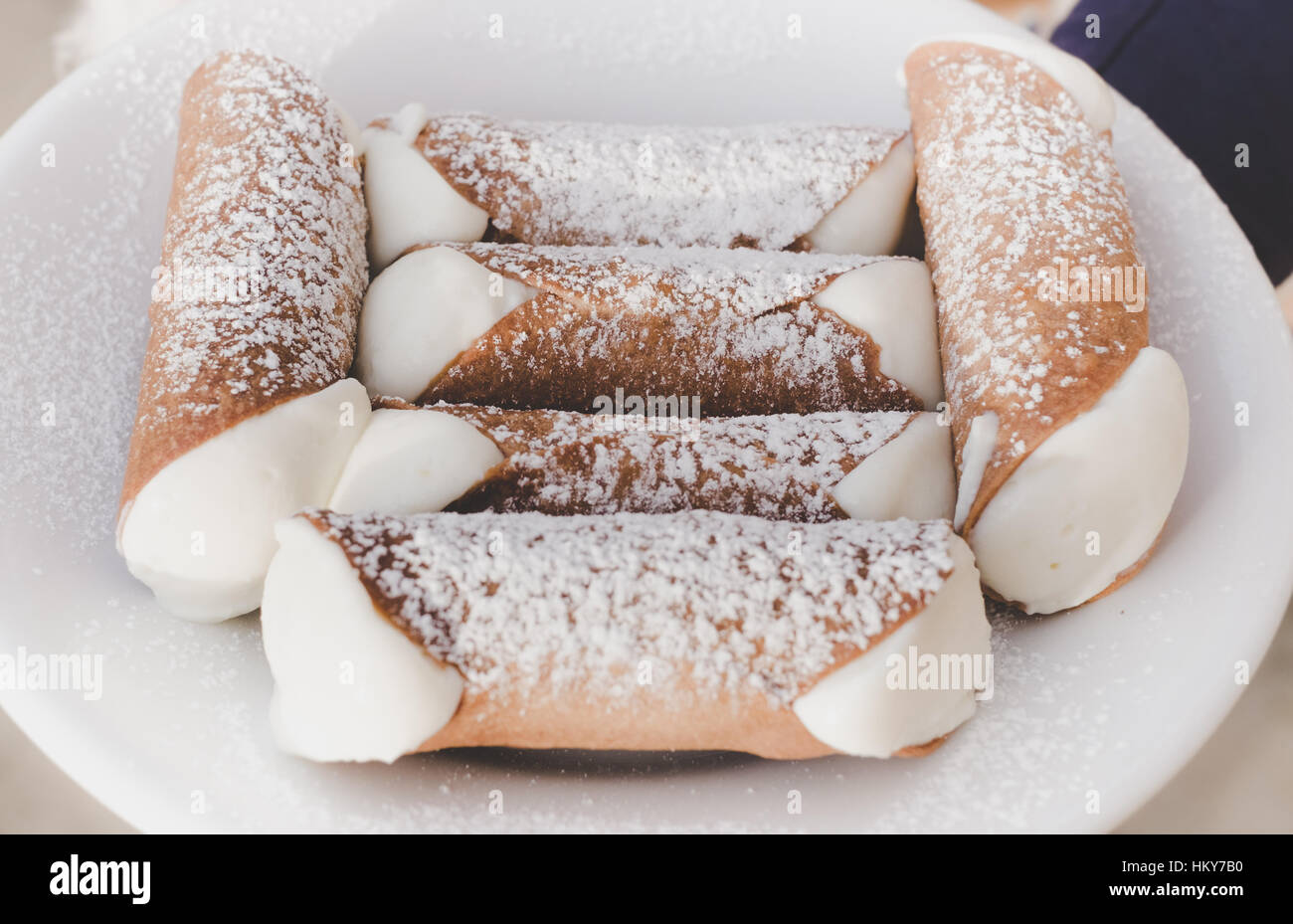 Tradizionali fatti in casa cannoli siciliani Foto Stock