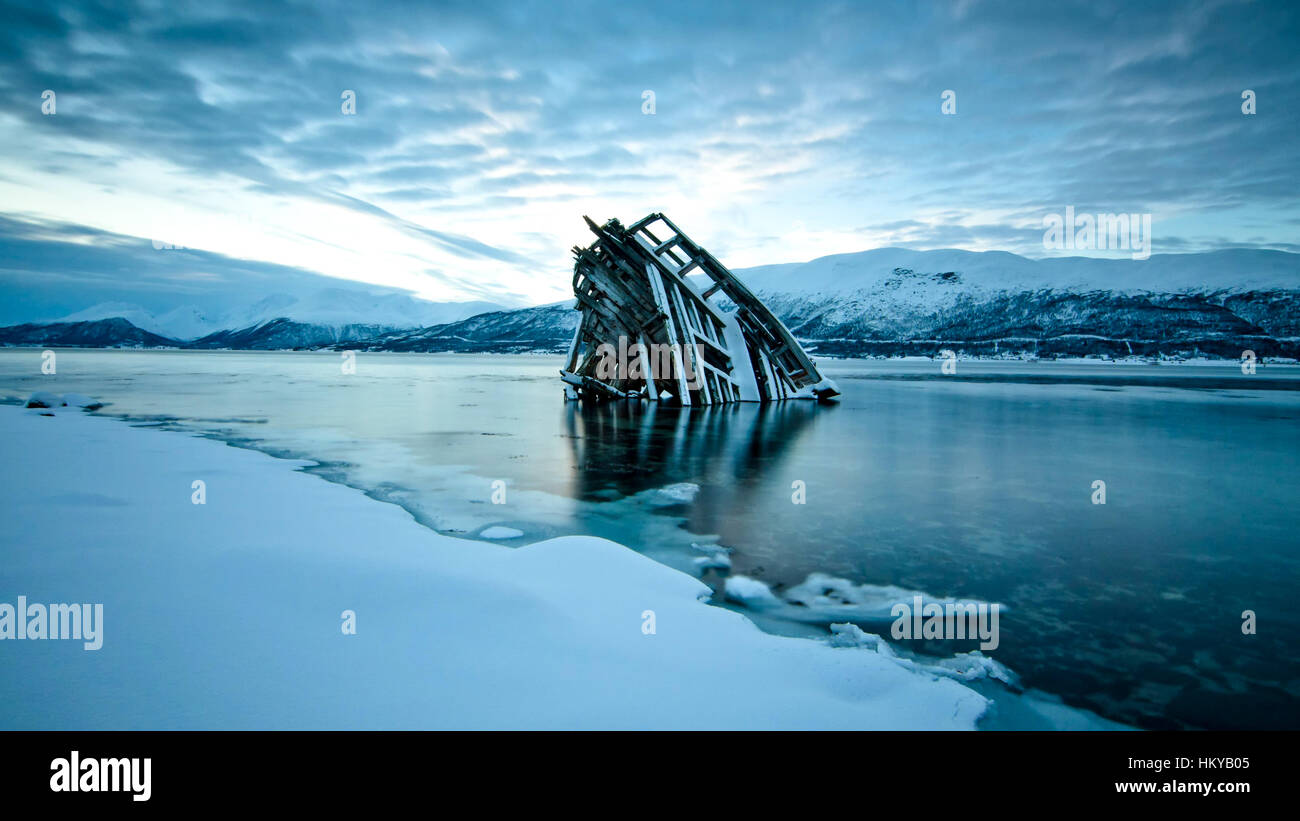 Un relitto della nave nelle acque congelate Foto Stock