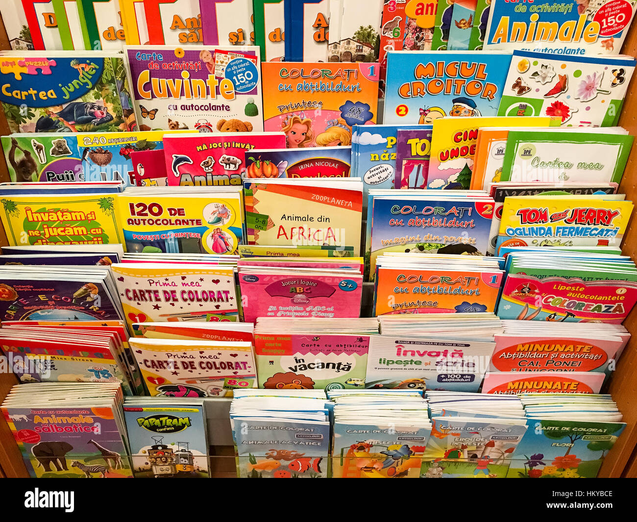 Bucarest, Romania - 29 Aprile 2016: Bambini libri per la vendita sul ripiano della libreria. Foto Stock