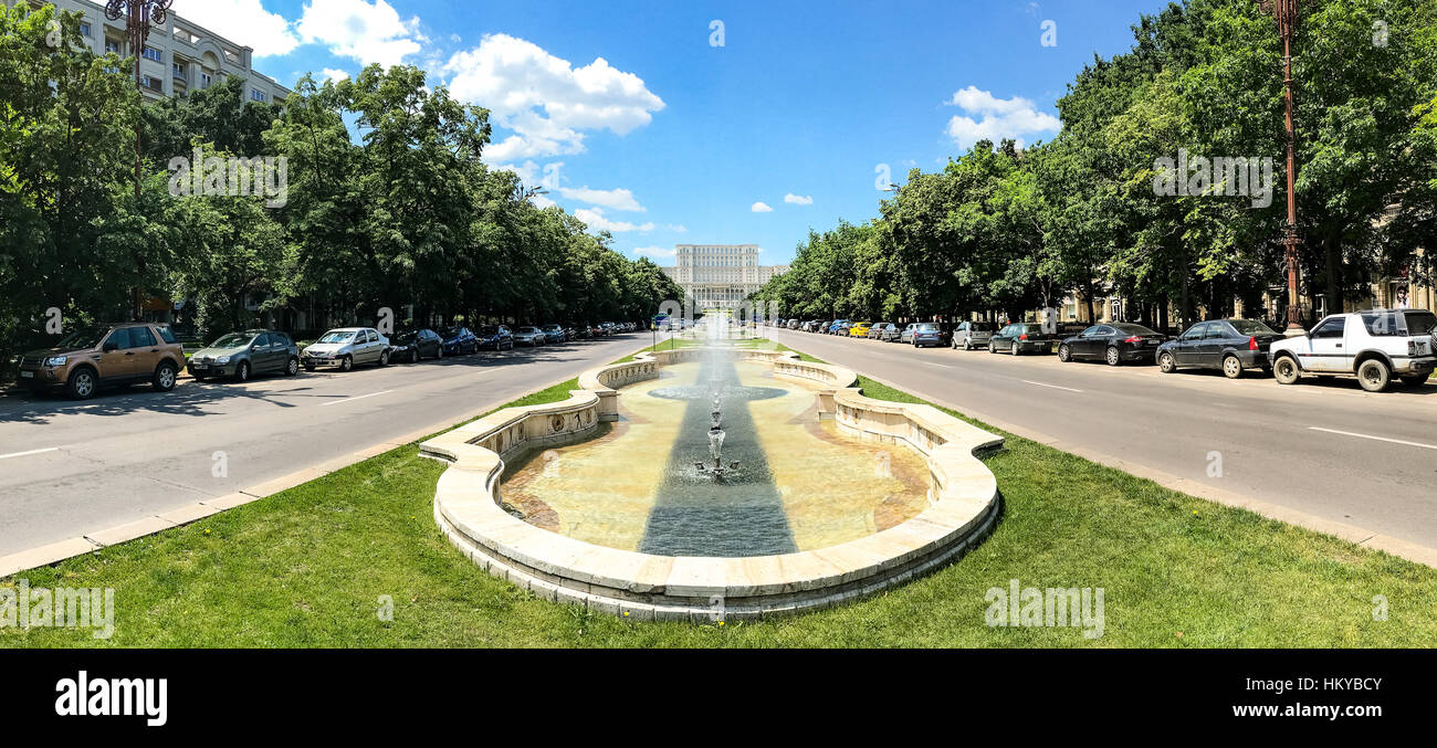 Bucarest, Romania - 28 Maggio 2016: Union Square Fontana e la Casa del Popolo o il Palazzo del Parlamento (Casa Poporului) vista dall Unione Boulevard (Bule Foto Stock