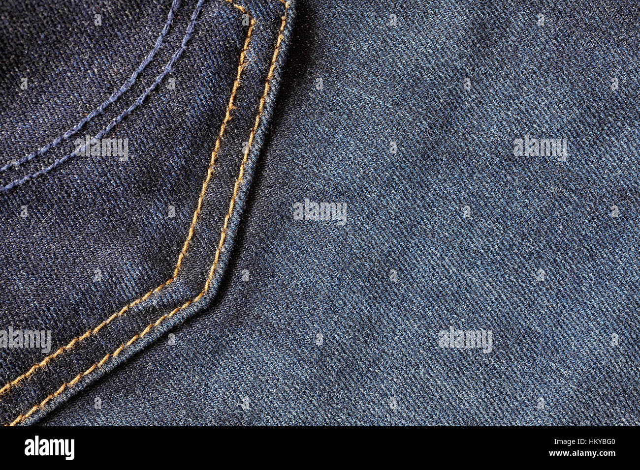 Close up foto di blue jeans tessuto con cuciture, il fuoco selettivo in background o di texture. Foto Stock
