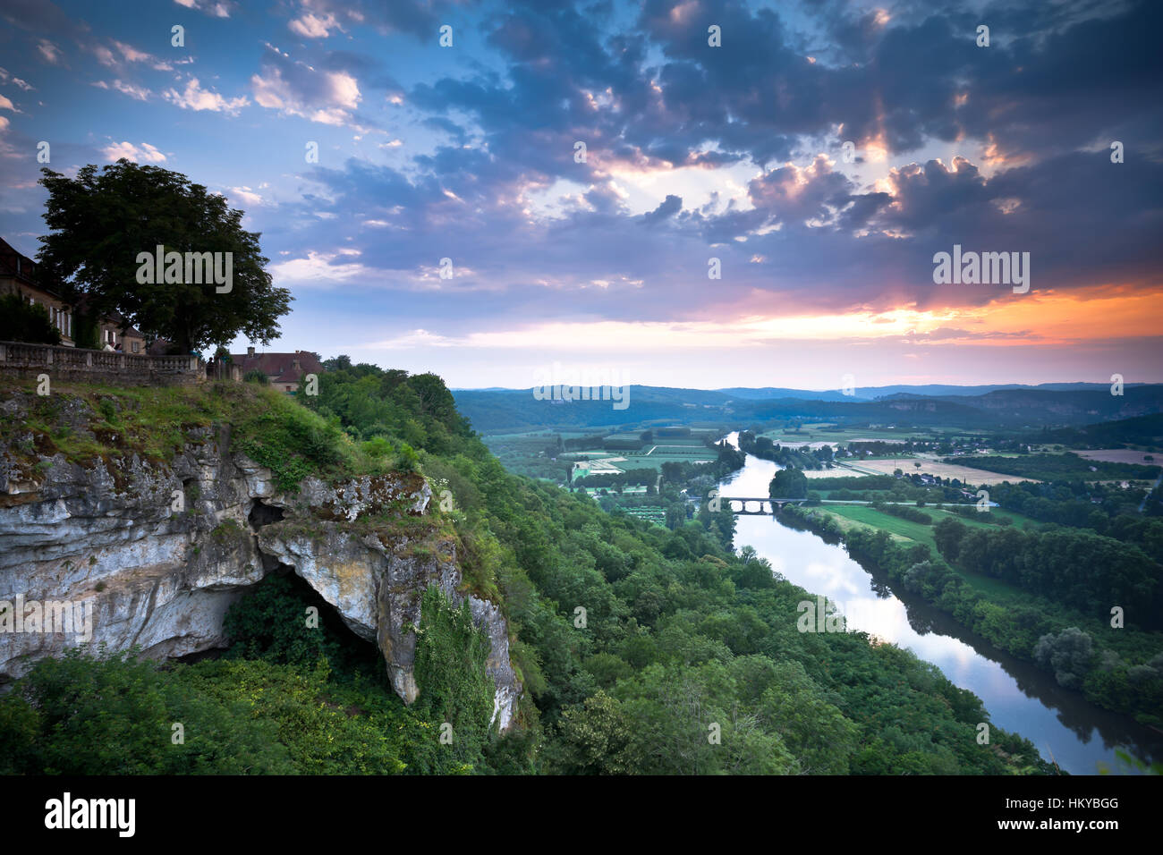 Tramonto a Domme e il Ponte di Cenac e la valle della Dordogna fiume Dordogne Dordogne Francia Foto Stock