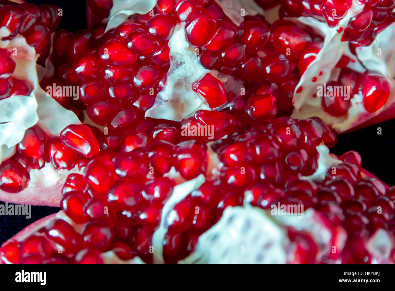 Foto del rosso scuro melagrana è tagliata aperta Foto Stock