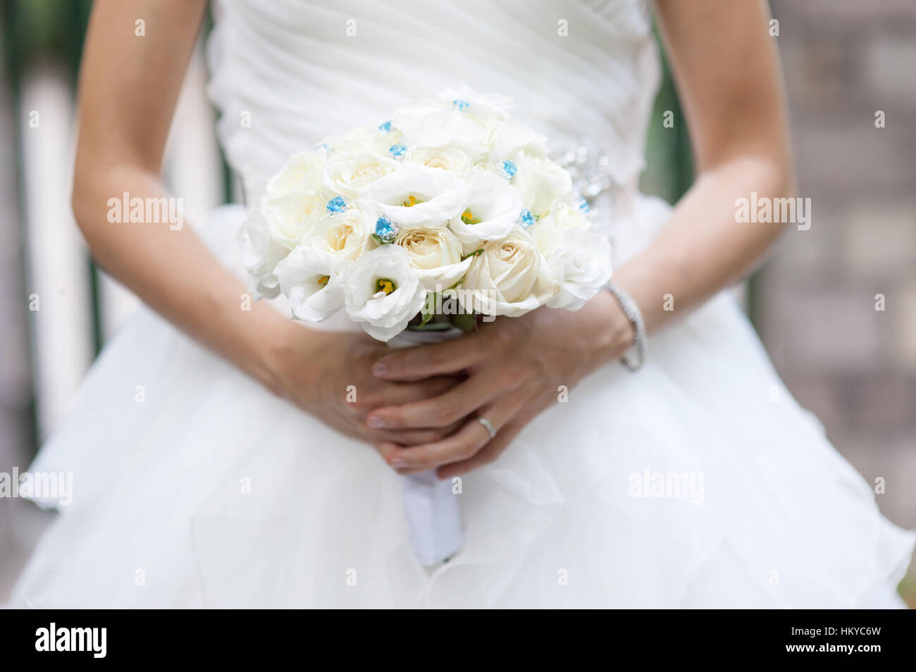 White Rose e lisianthus mazzo di nozze in sposa la mano Foto stock - Alamy