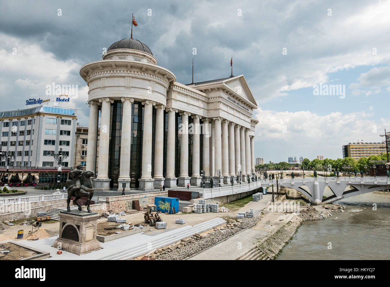 Nuovi edifici a Skopje con stile neo classico Foto Stock